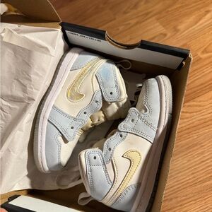 Jordan 1 mid SE blue tint summit white ice